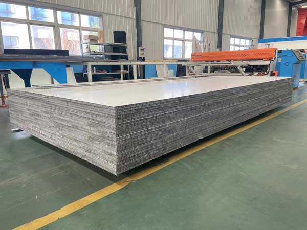 CFRTP材料(liao)闆更耐高溫可(ke)與高強度鋼媲(pi)美