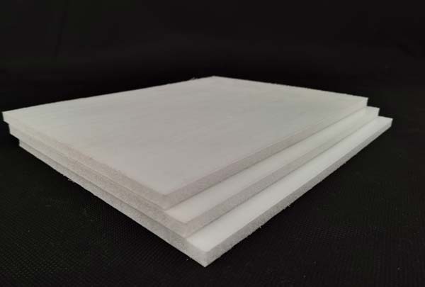 cfrt蒙皮(pi)夾層闆取代傳(chuán)統材料,是實現(xian)車輛輕量化的(de)關鍵